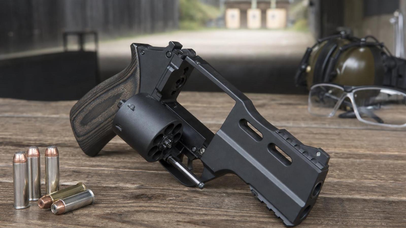 Chiappa Rhino 30DS s otvoreným valcom na pulte strelnice