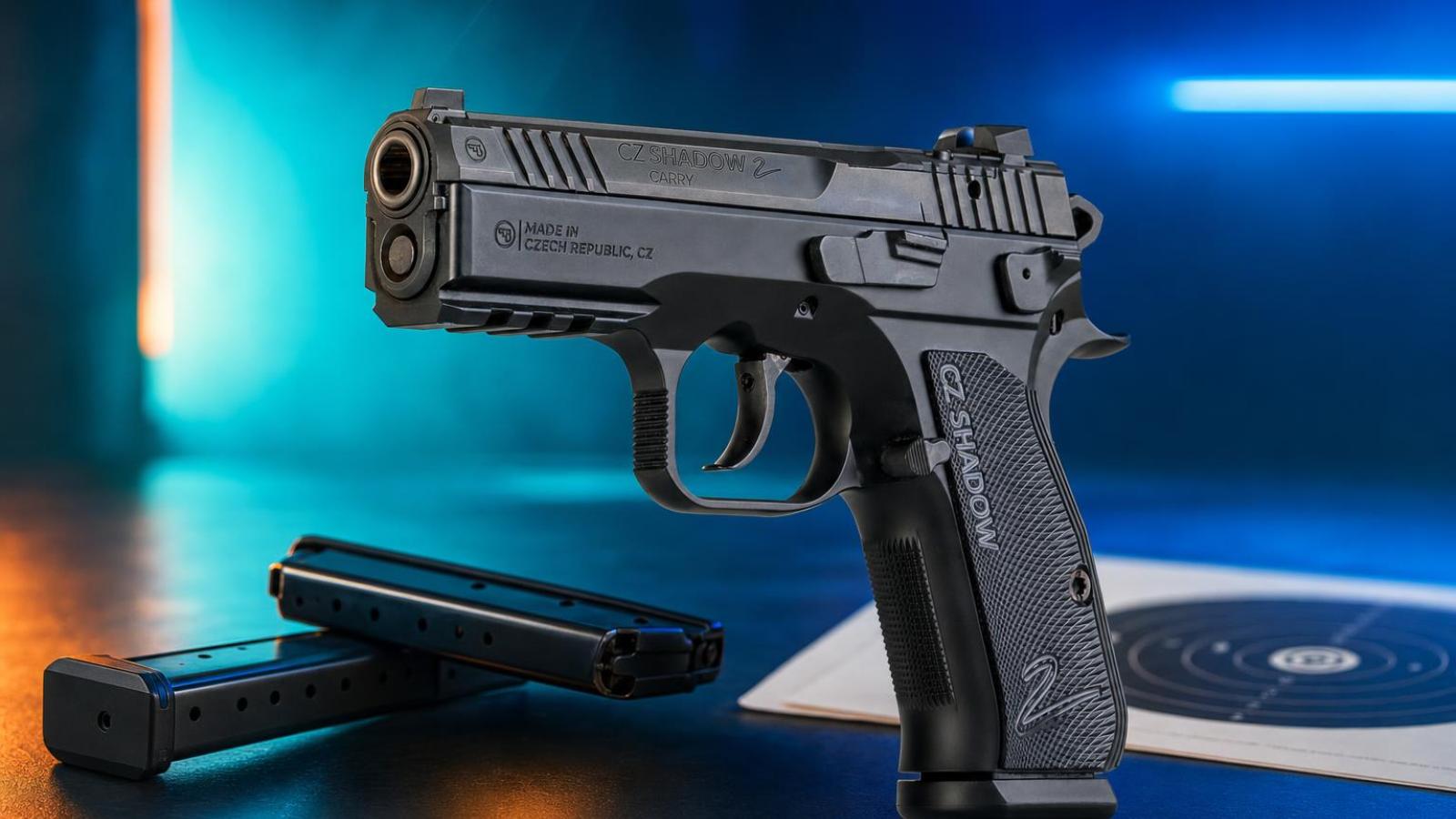 Kompaktná pištoľ CZ Shadow 2 Carry s dvoma zásobníkmi na streleckom stole.