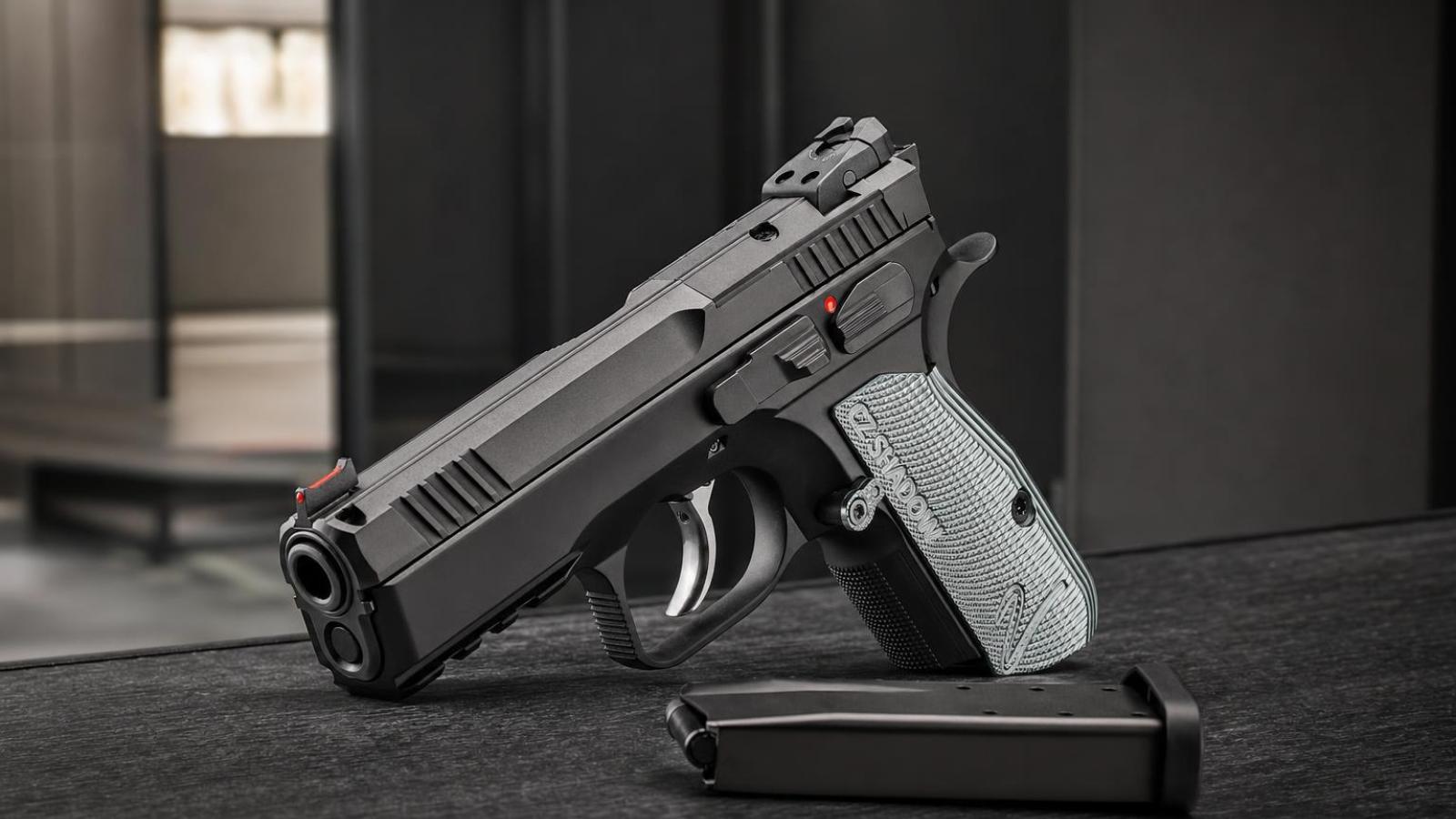 CZ Shadow 2 Compact s vybratým zásobníkom na streleckom stole.