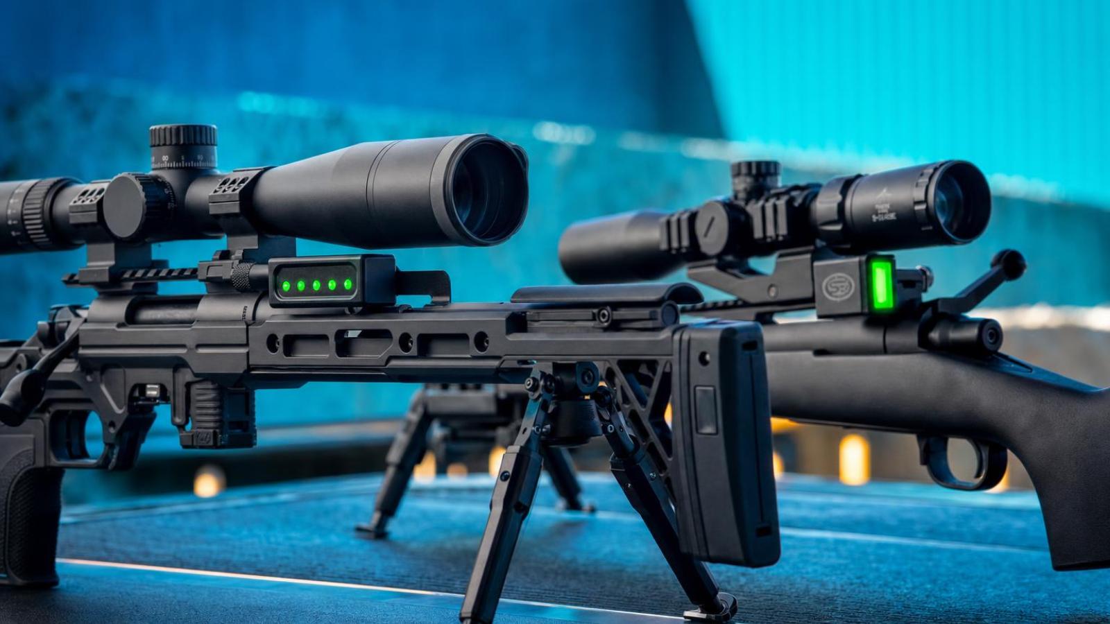 Elektronické vodováhy MDT Send iT MV3 a Shooters Global SG Pulse namontované na presných puškách.