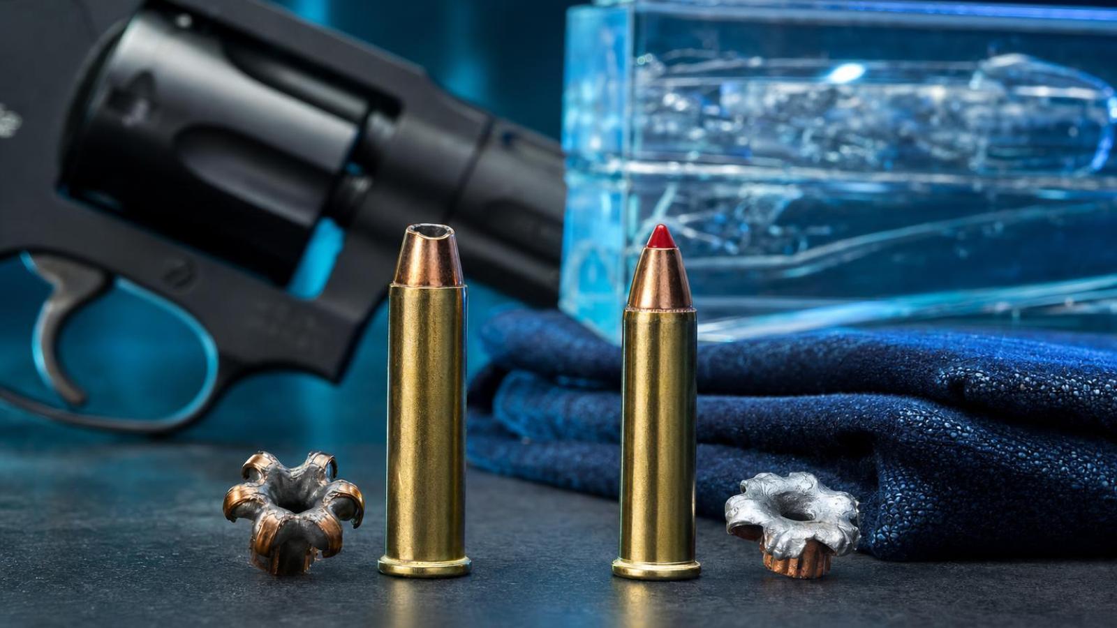 Náboje Speer Gold Dot a Hornady Critical Defense v kalibri .22 WMR vedľa expandovaných striel a krátkeho revolvera.