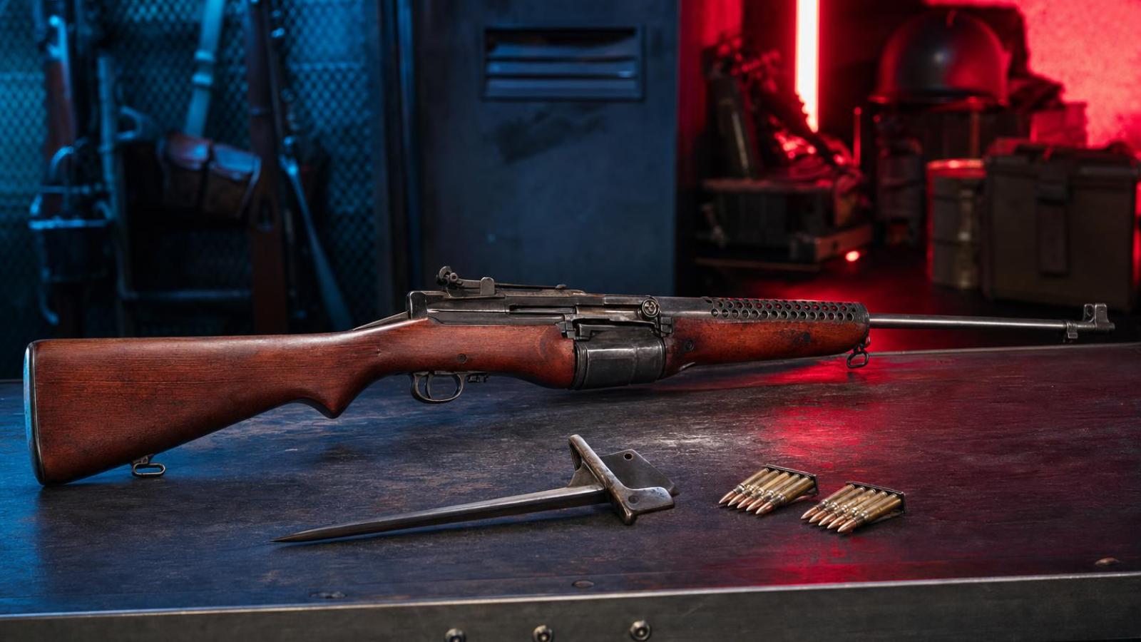 Historicky presná samonabíjacia puška Johnson M1941 na stole dobovej vojenskej dielne.