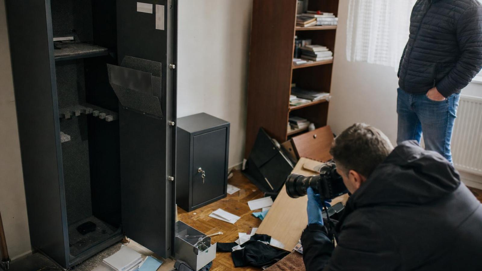 Policajné dokumentovanie prázdnej poškodenej skrine po krádeži legálnej zbrane