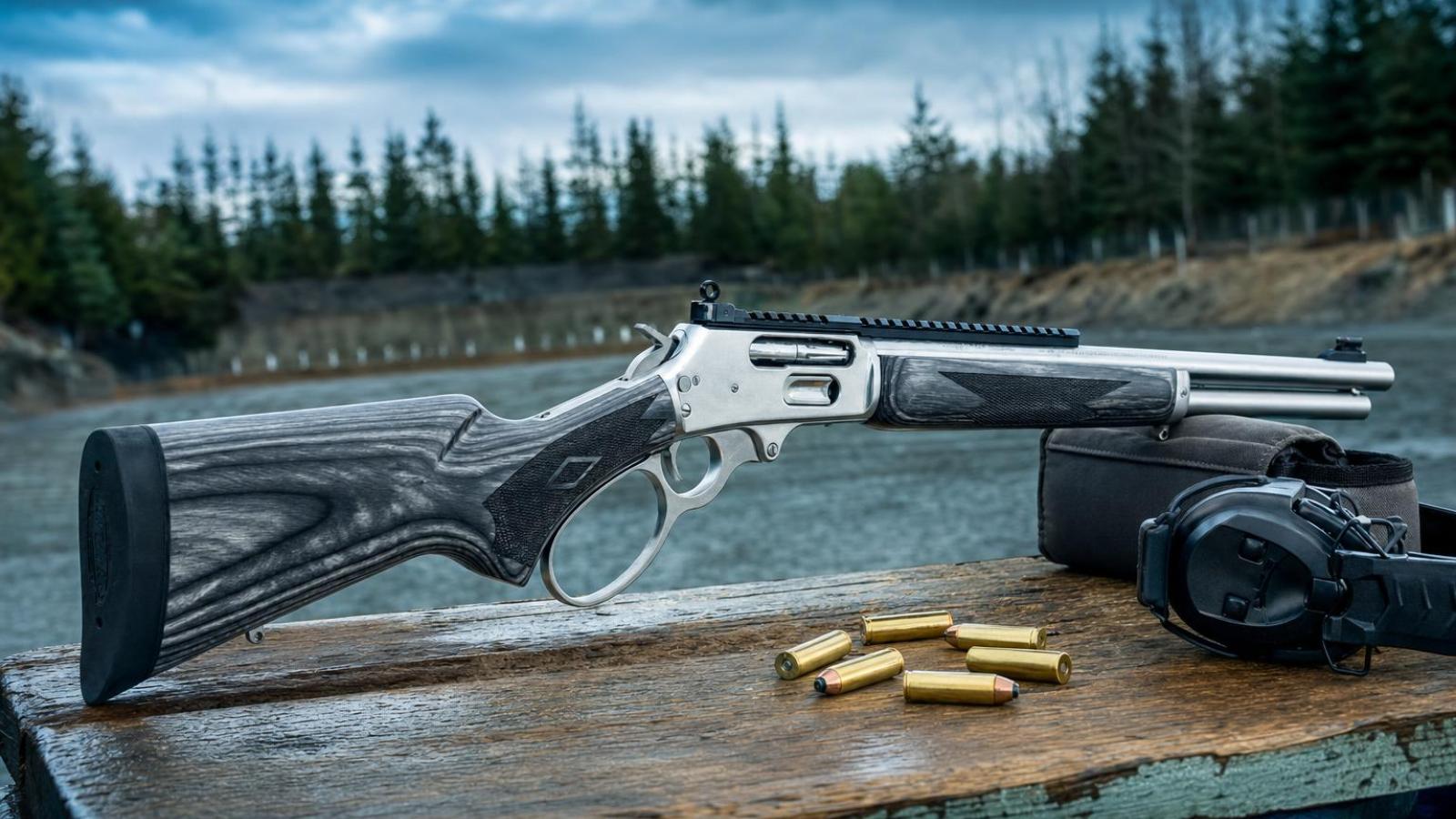 Nerezová páková guľovnica Marlin 1895 SBL s nábojmi .45-70 Government na streleckom stole.