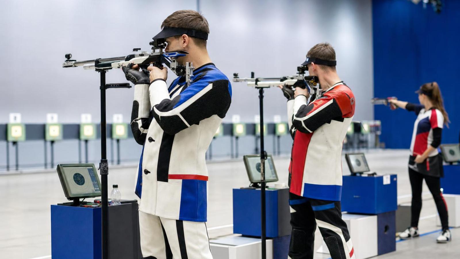 Slovenský a český reprezentant počas súťaže vo vzduchovej puške na 10 metrov.