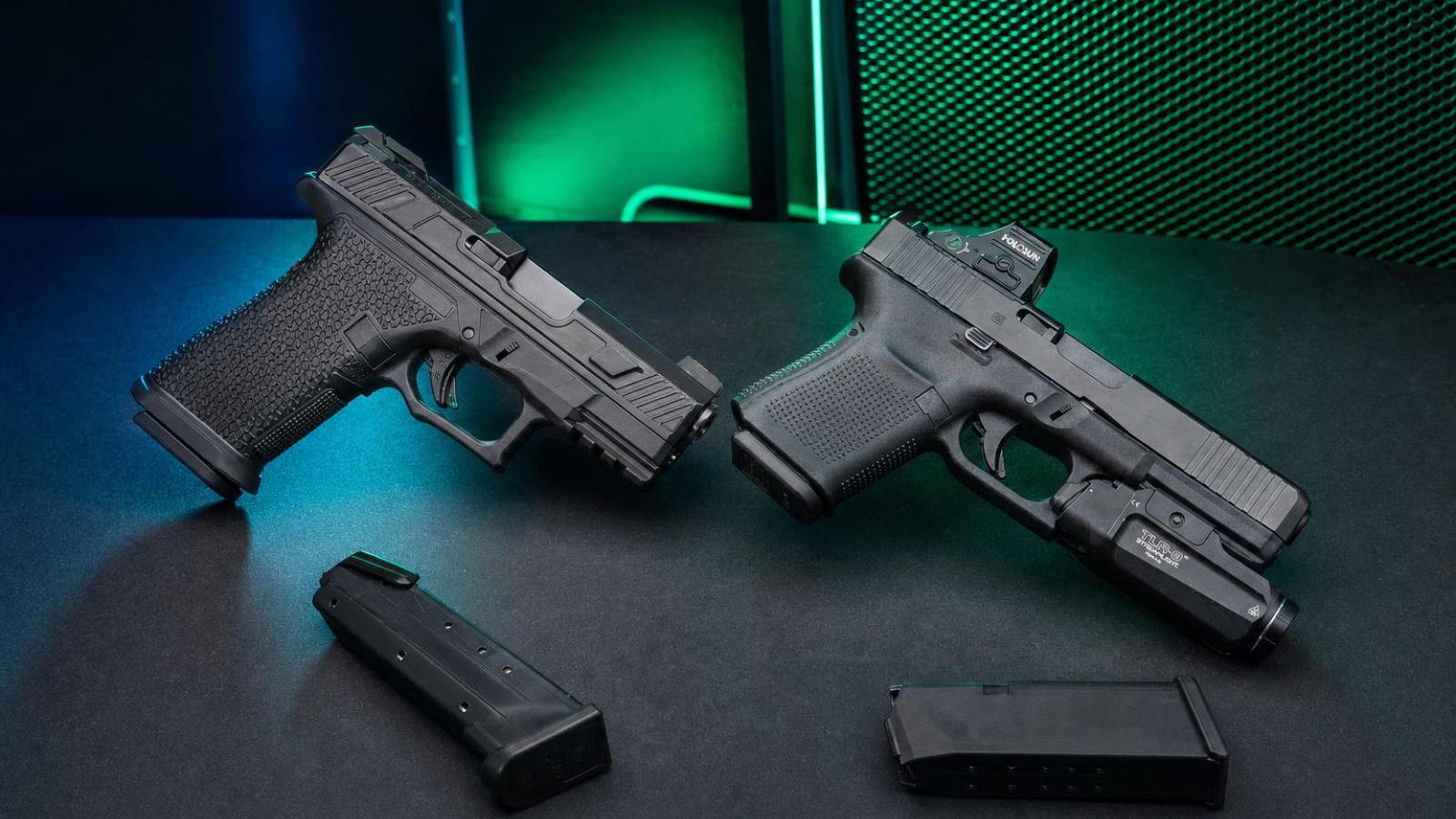 Ruger RXM a Glock 19 Gen5 MOS položené vedľa seba na porovnanie.