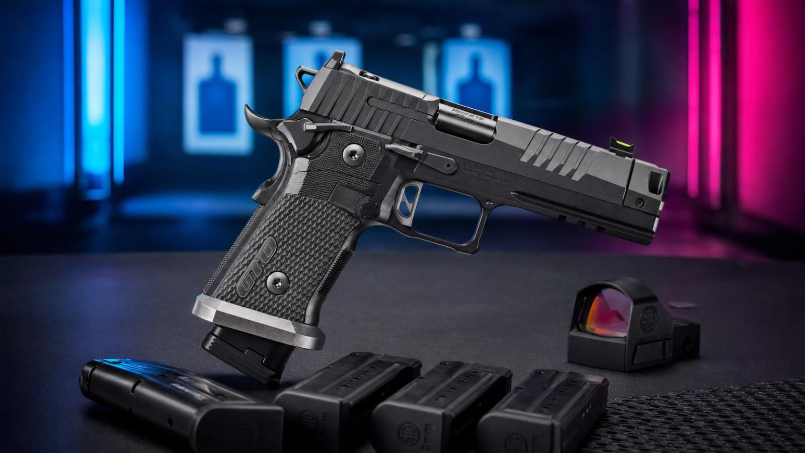 Čierna pištoľ SIG Sauer P211-GTO s kompenzátorom a zásobníkmi P320 na streleckom stole.