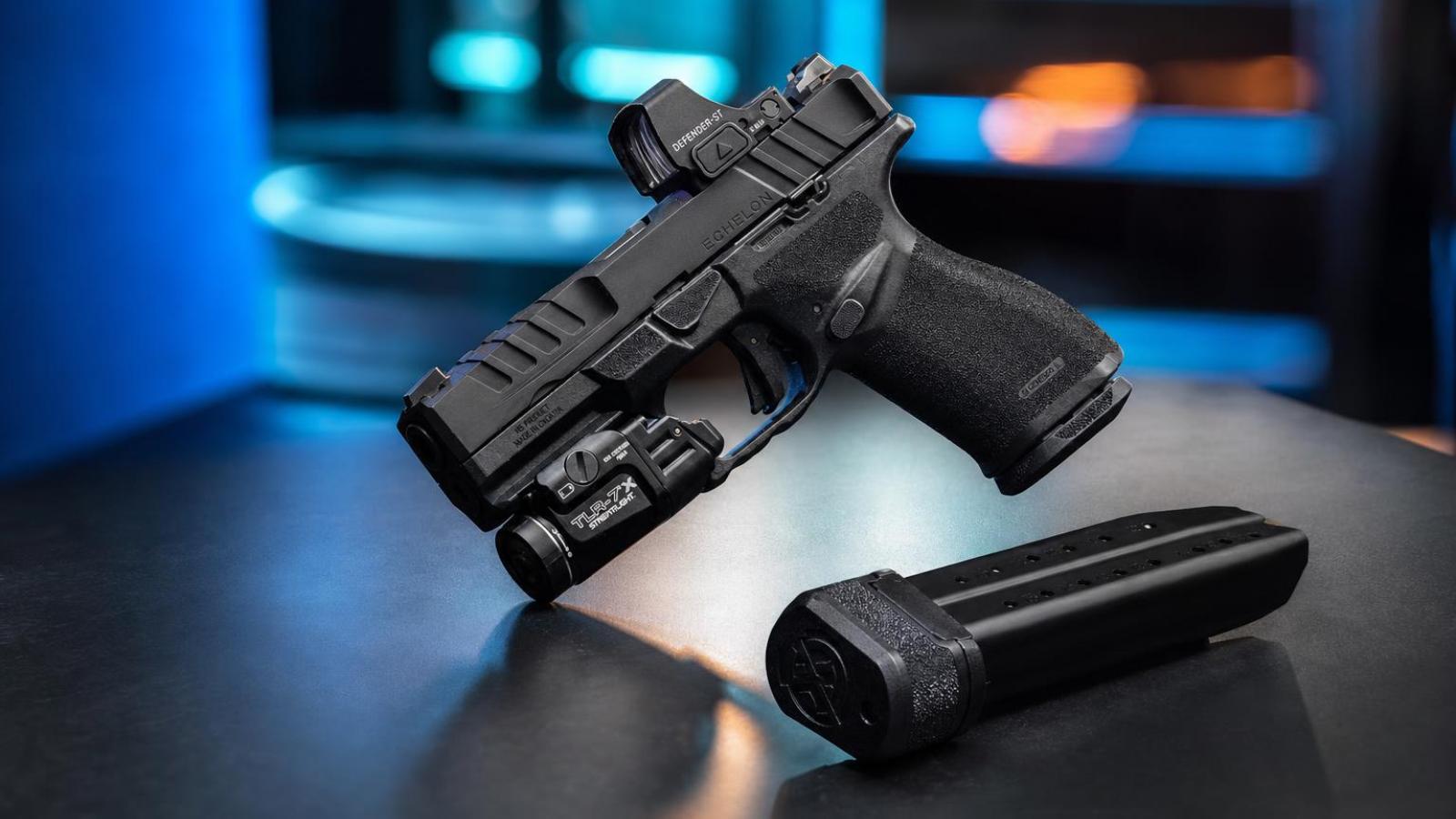 Kompaktná pištoľ Springfield Armory Echelon 4.0C s dvoma zásobníkmi.