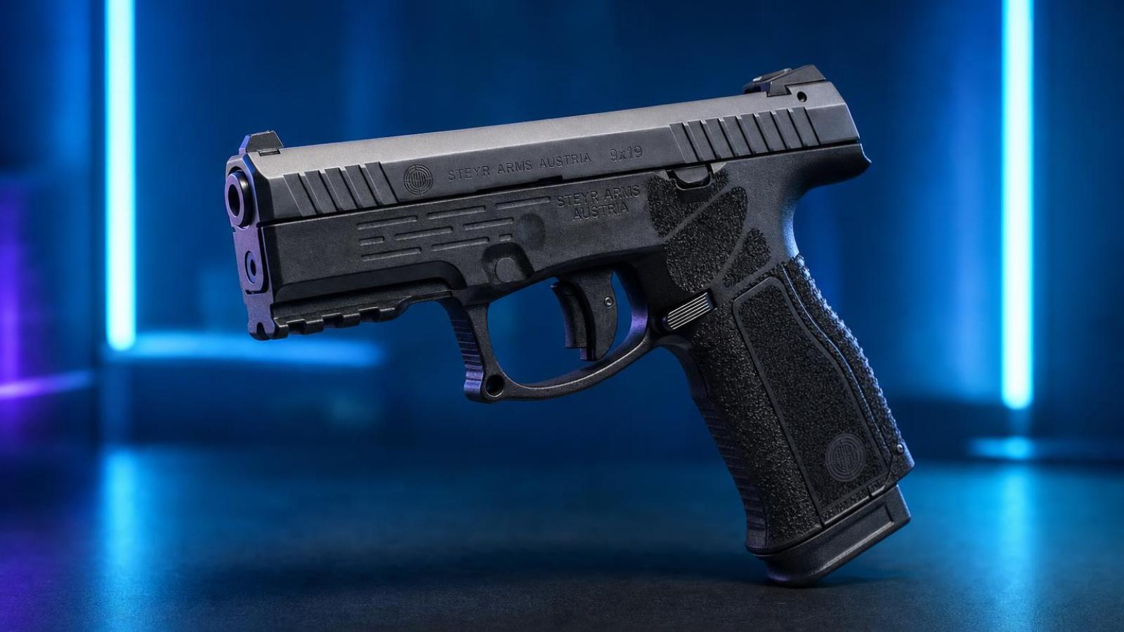 Čierna pištoľ Steyr M9-A2 MF s nízkym záverom a lichobežníkovými mieridlami.