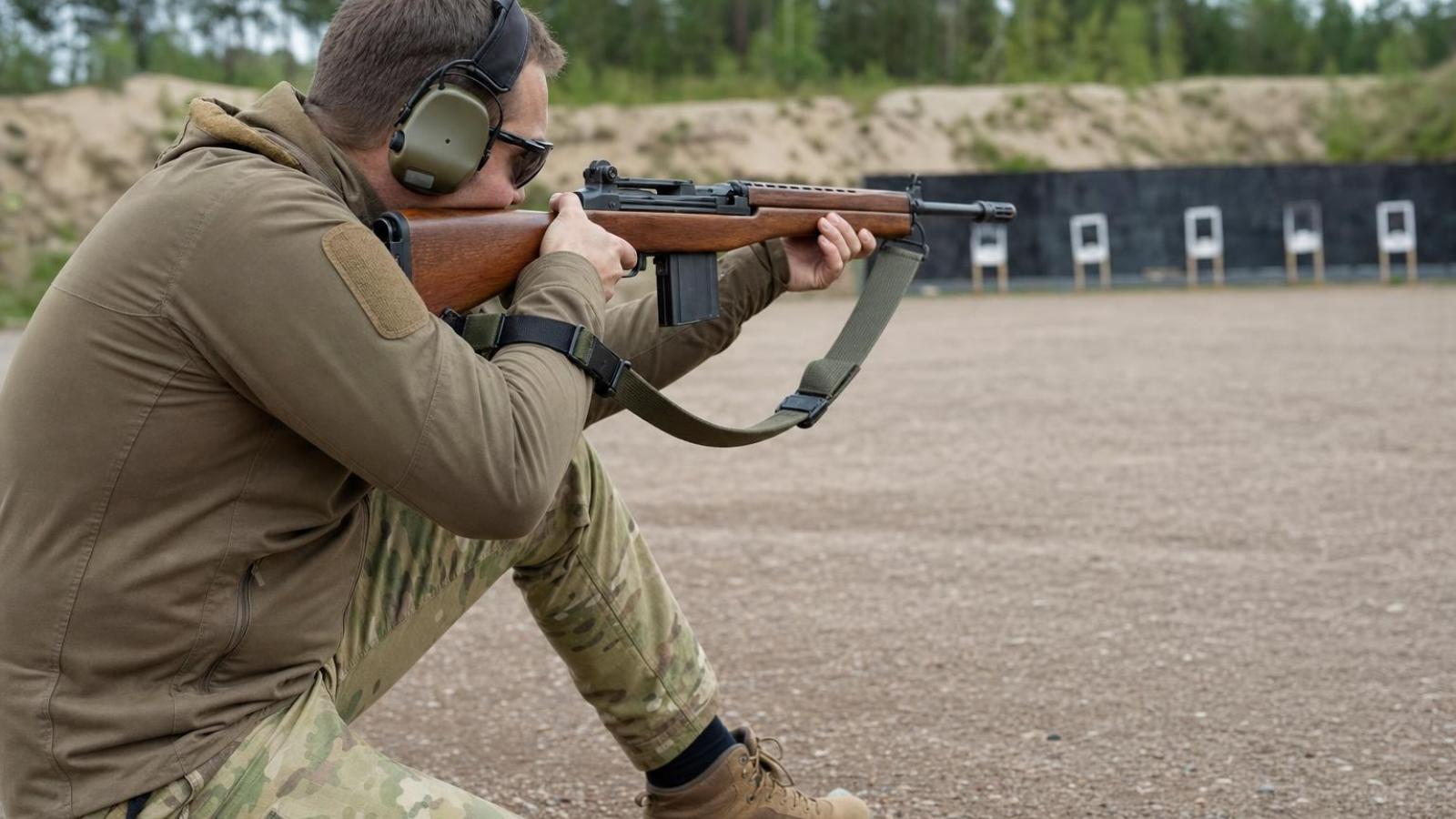 Strelec v kľaku stabilizuje pušku napnutým streleckým remeňom.