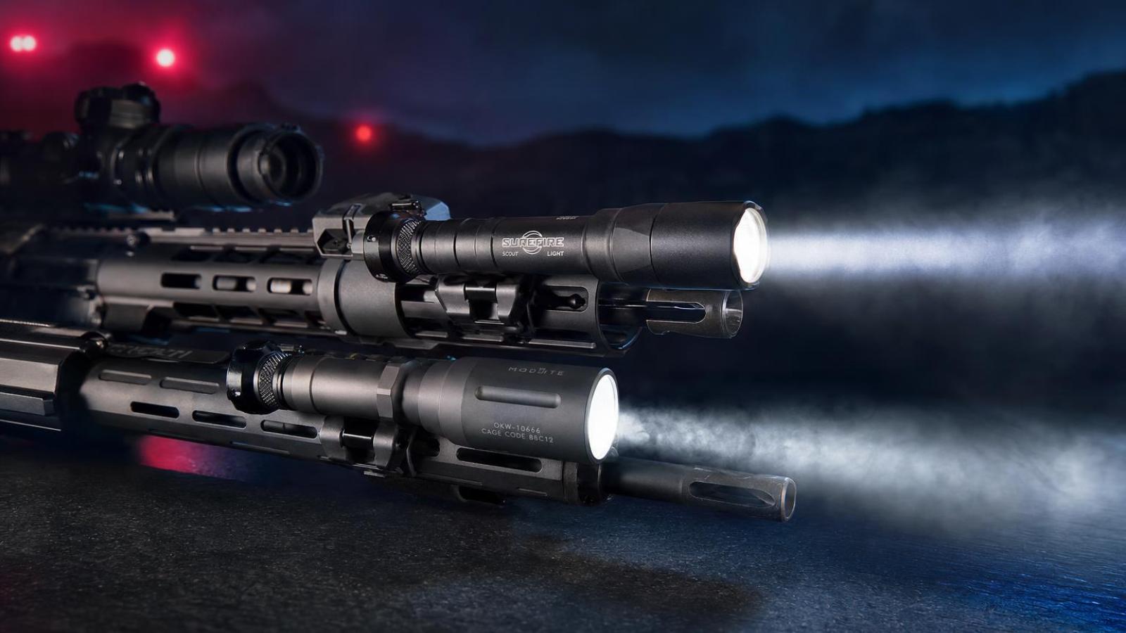 SureFire M640DFT Turbo a Modlite OKW-18650 porovnané na dvoch puškách v nočnom teréne.
