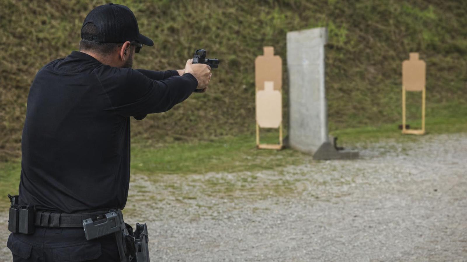 Strelec s pištoľovým kolimátorom mieri na terče rozdielnej náročnosti.