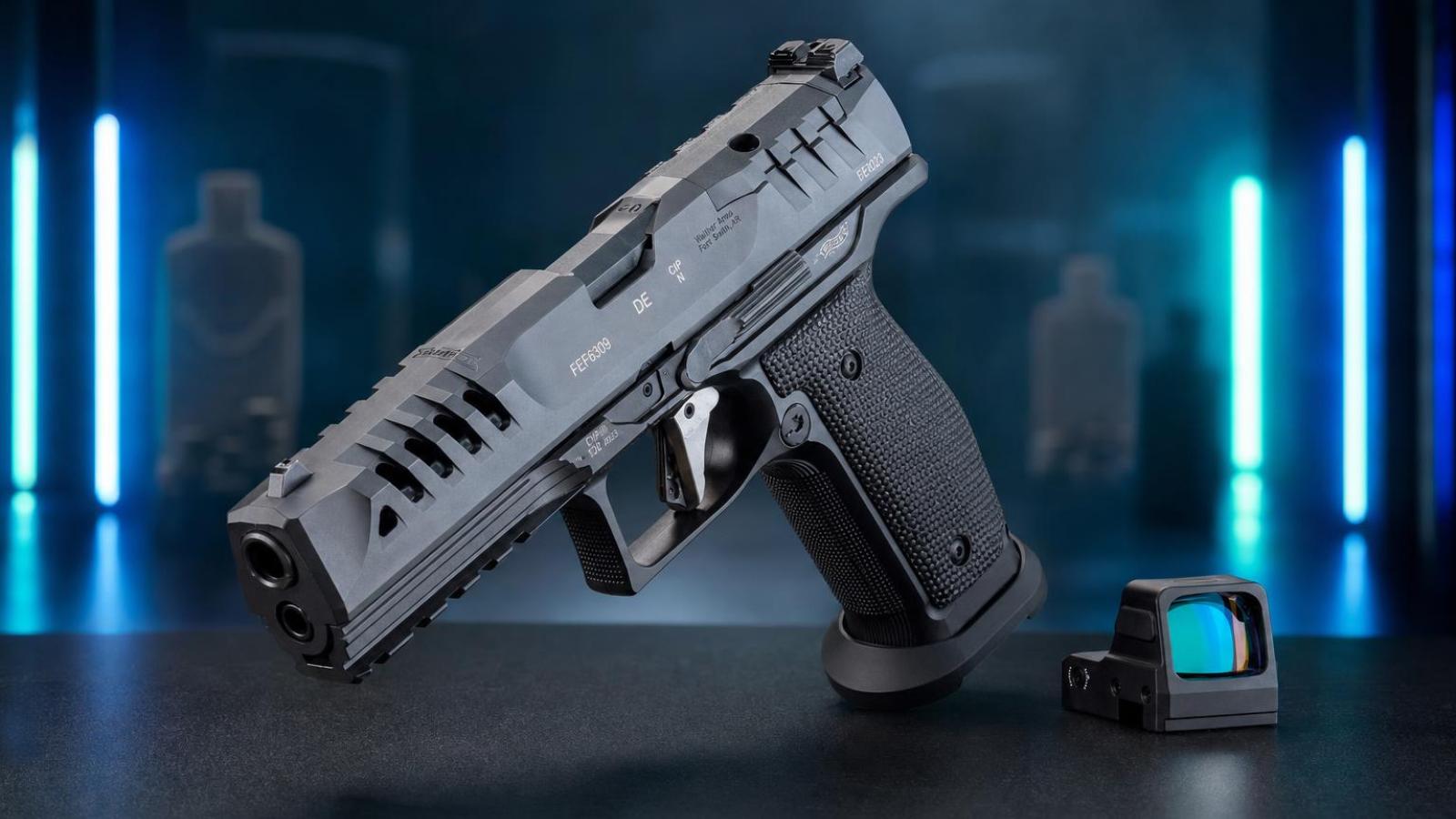 Walther PDP Match Steel Frame s päťpalcovou hlavňou a oceľovým rámom na streleckom stole.